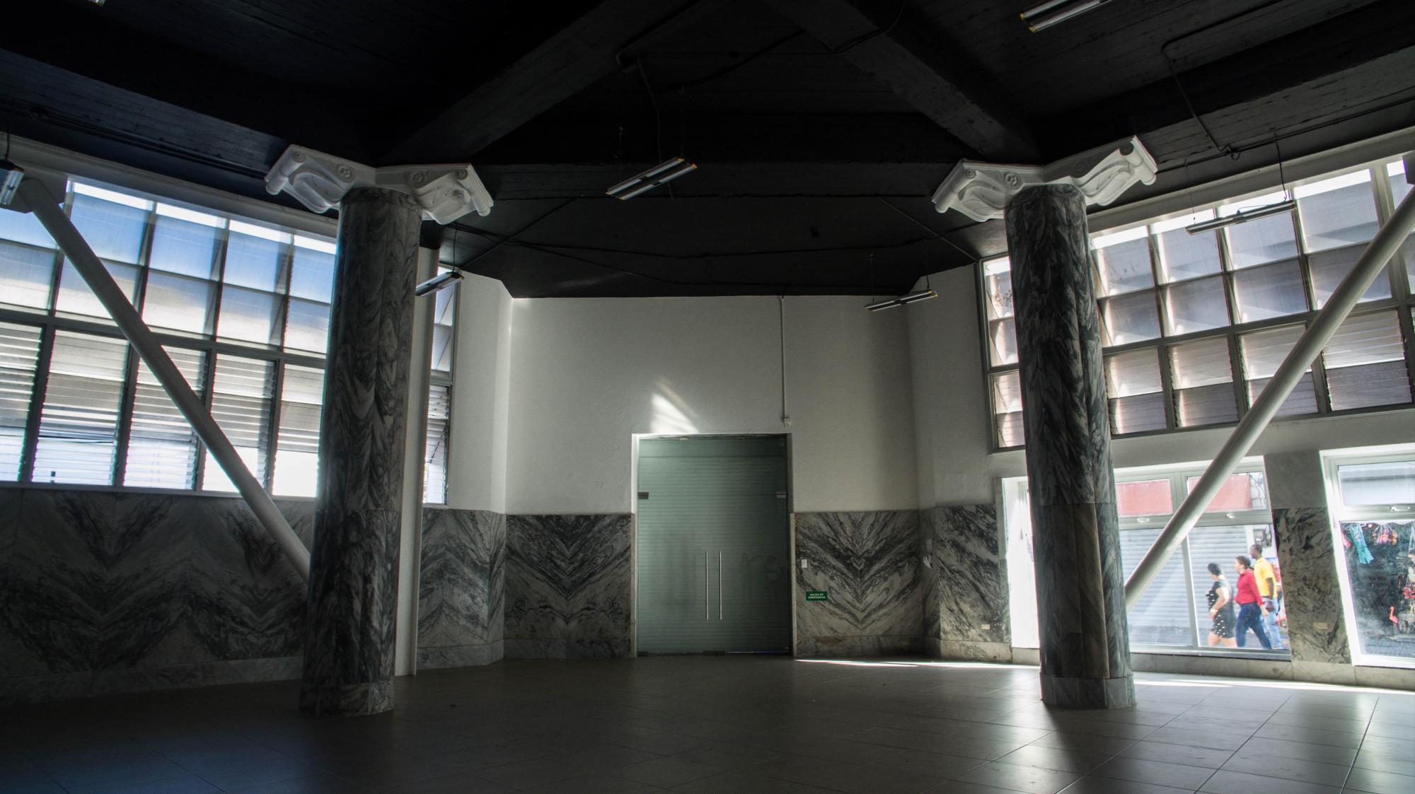 Entrada desde el interior del gran salón.