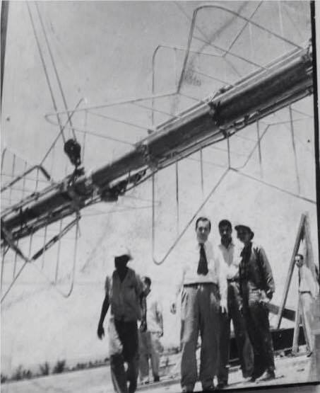 La arquitecta Gloria Iglesias durante la instalación de la antena de La Voz Dominicana, circa 1955