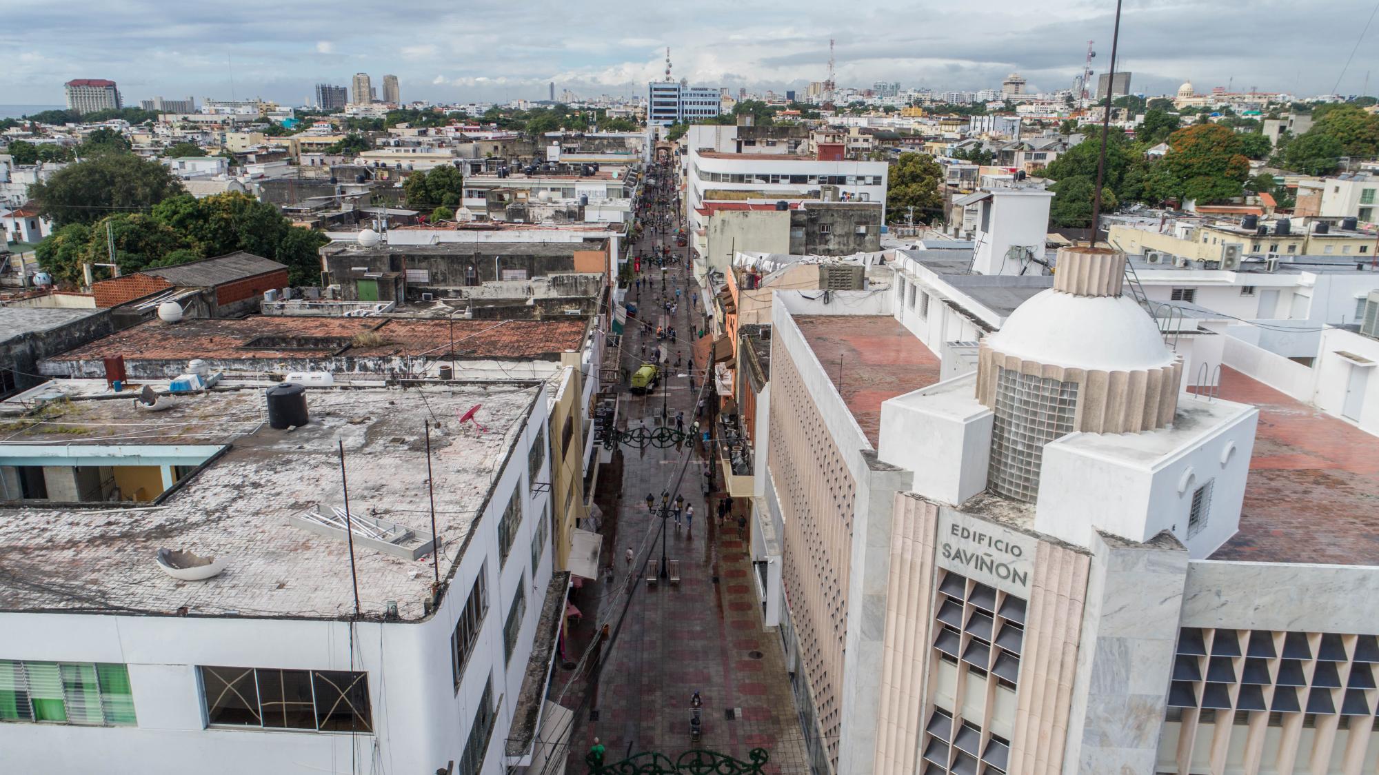 La calle El Conde ca la altura de la cúpula del Saviñón.