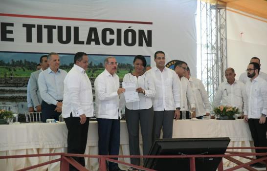 Presidente Medina entrega títulos a 2,022 agricultores de Villa Altagracia