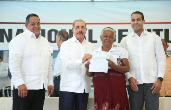 Presidente Medina entrega títulos a 2,022 agricultores de Villa Altagracia