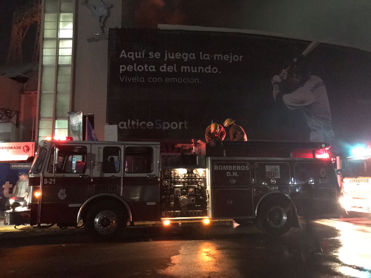 Unidades del Cuerpo de Bomberos enfrentan dificultad para llegar a la zona del incendio.