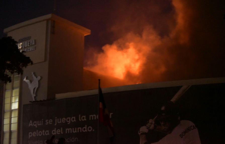 Todo el Séptimo Cielo del Estadio Quisqueya está quemado