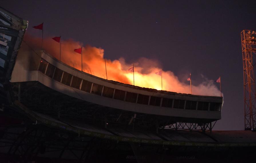 Incendio destruye Séptimo Cielo del Estadio Quisqueya