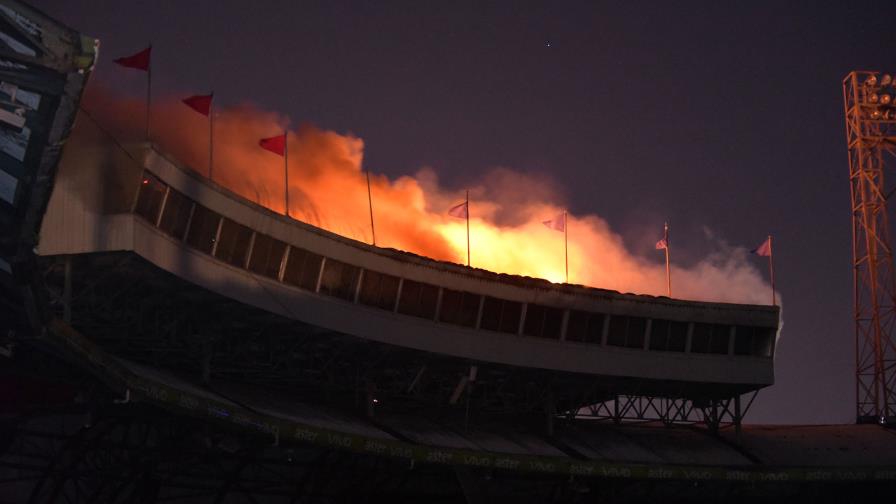 Incendio destruye Séptimo Cielo del Estadio Quisqueya Incendio destruye Séptimo Cielo del Estadio Quisqueya