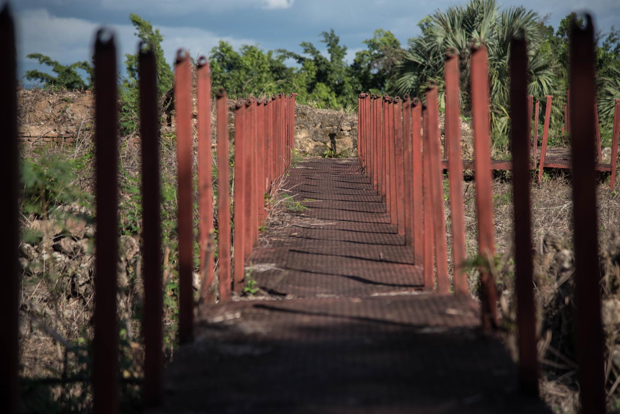 Un sendero corroído por el óxido en las ruinas del Monasterio de San Francisco.