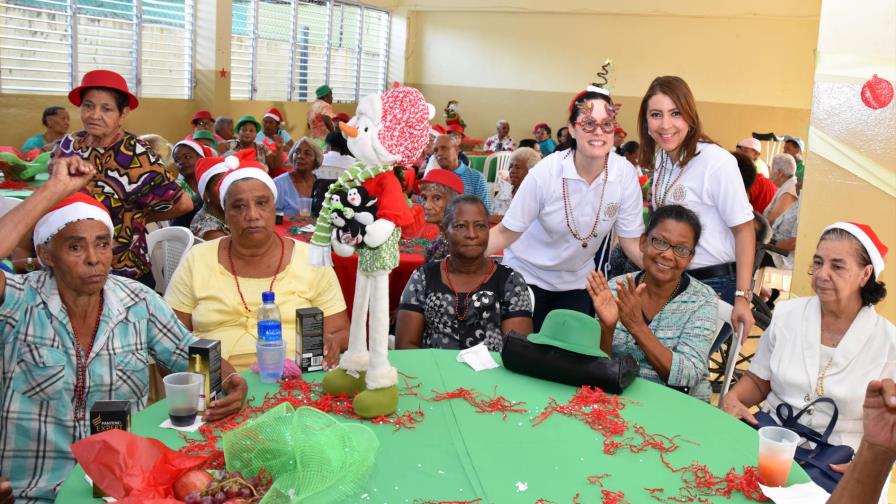 Agasajan ancianos en Villa Juana