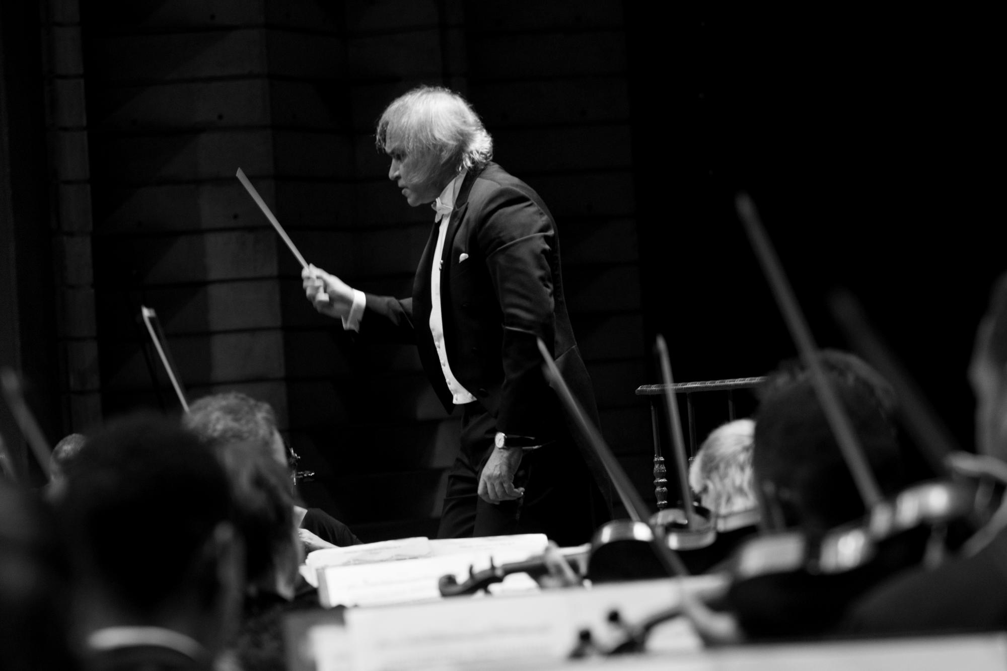 El Maestro Molina dirigiendo la Sinfonía no.4 en Fa Menor de Tchaikovsky, el 23 de agosto de 2017, en la Temporada Sinfónica.