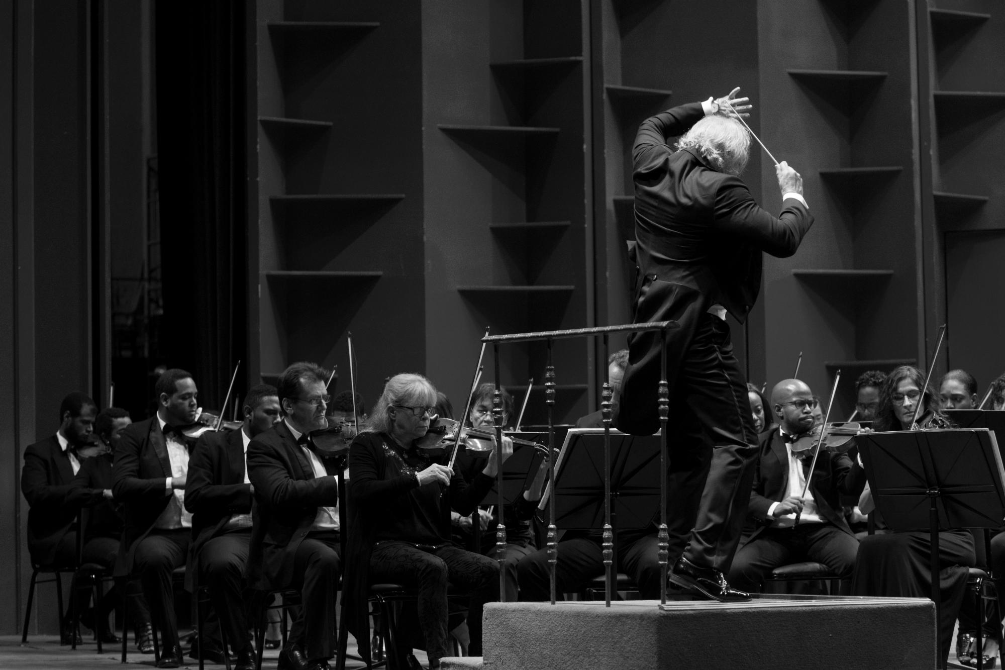 El Maestro Molina dirigiendo la Sinfonía no.4 en Fa Menor de Tchaikovsky, el 23 de agosto de 2017, en la Temporada Sinfónica.