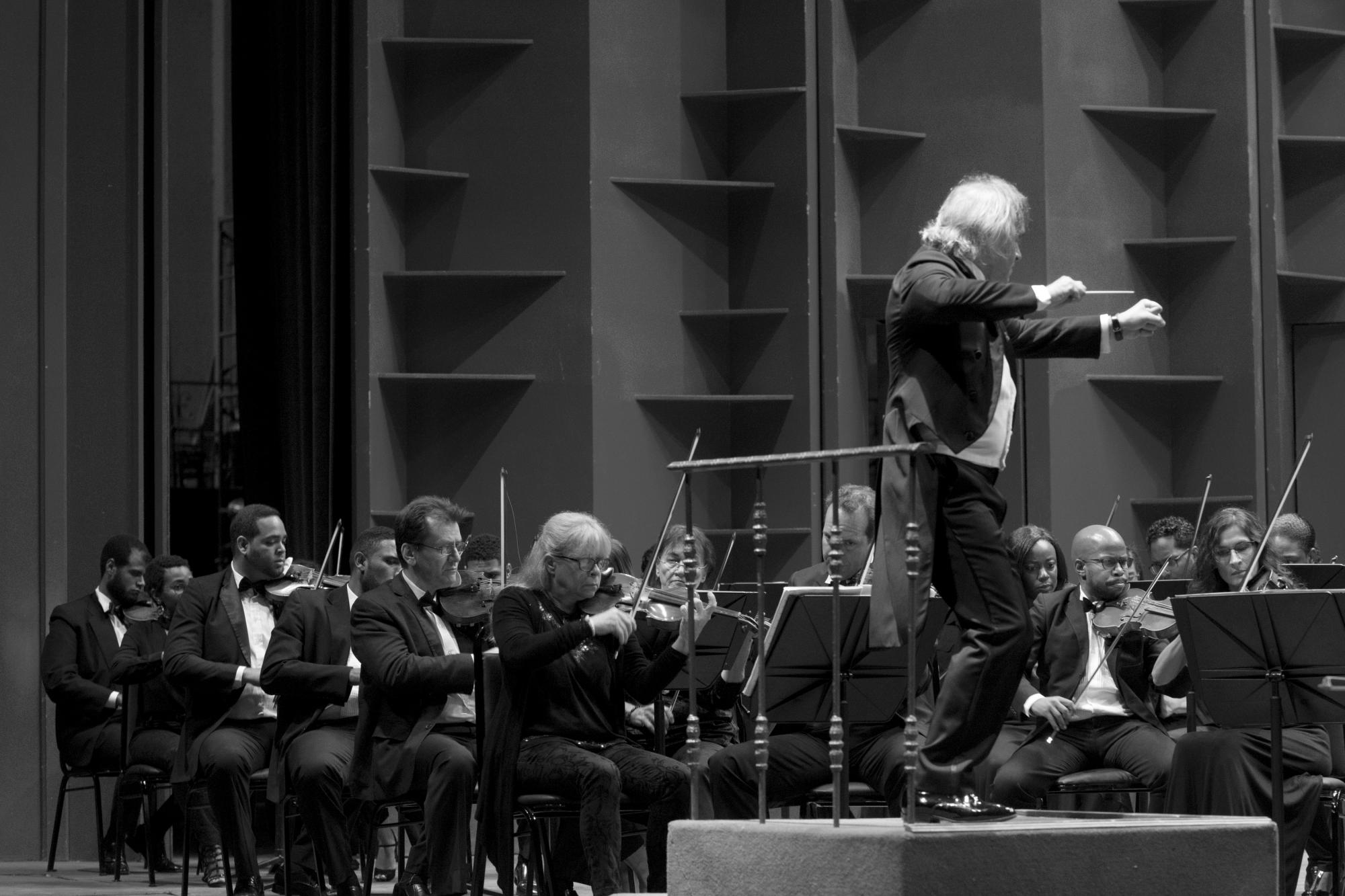 El Maestro Molina dirigiendo la Sinfonía no.4 en Fa Menor de Tchaikovsky, el 23 de agosto de 2017, en la Temporada Sinfónica.