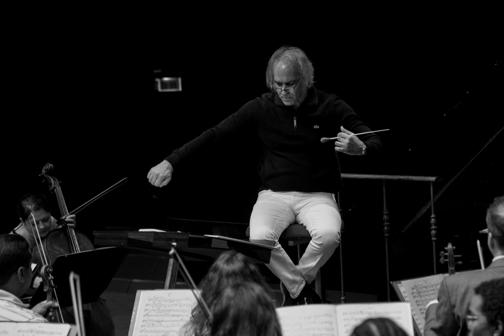 José Antonio Molina en la penúltima prueba para el concierto del 4 de octubre, con un repertorio de Rachmaninov y  Mussorgsky.