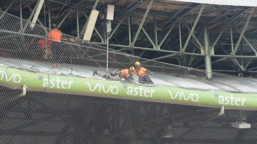 VIDEO: Remueven estructura dañada del Séptimo Cielo del Estadio Quisqueya
