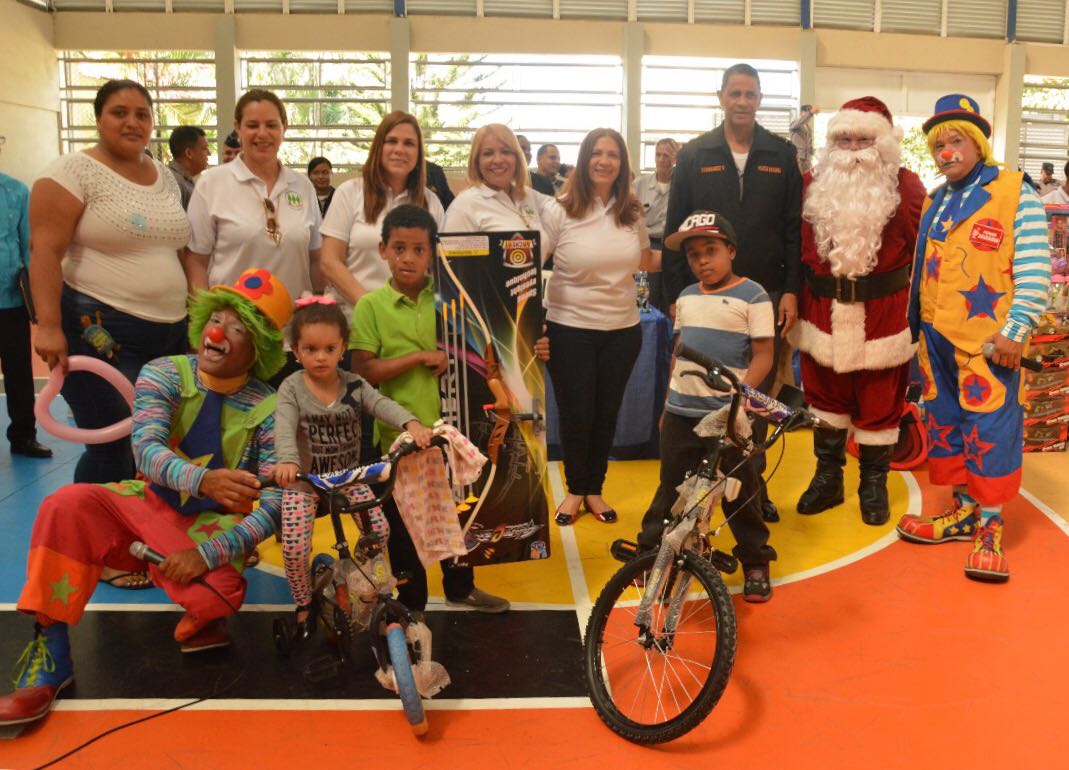 Los payasos montaron shows para los infantes. 