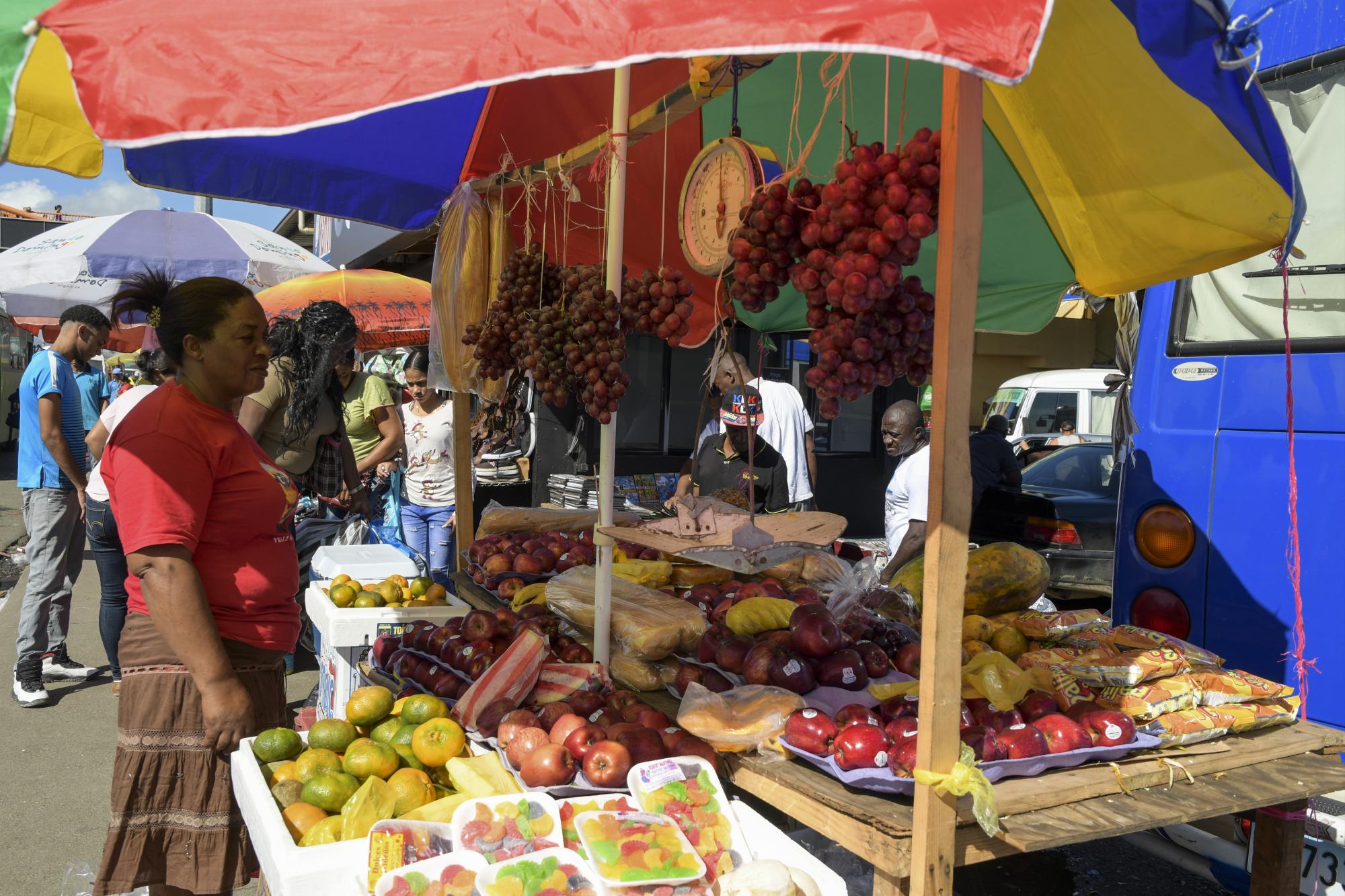 Los dulces de pascua, los panes teleras, manzanas y otras frutas se venden en las calles; vendedores se quejaron de las ventas.