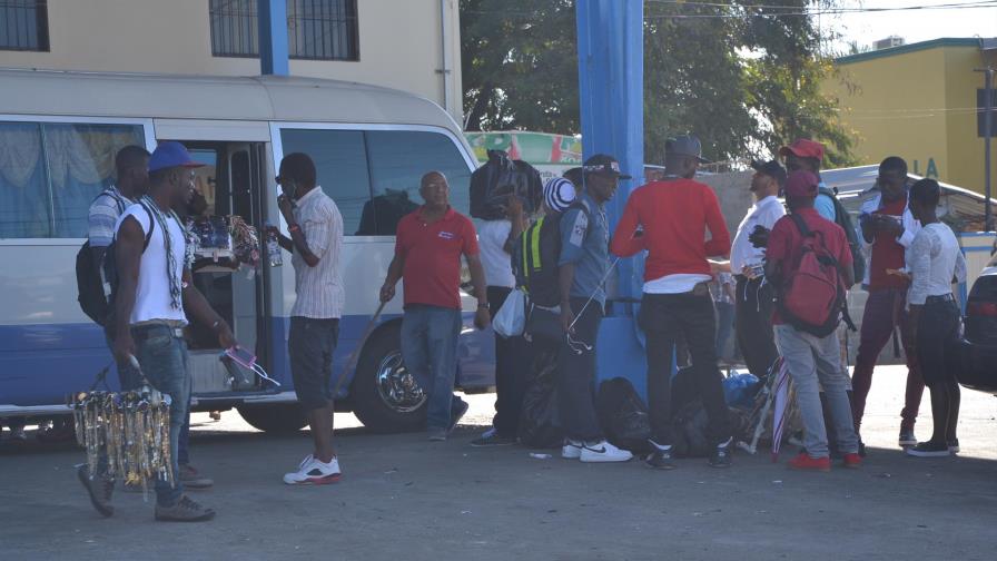 Cientos de personas salen de Santiago con motivo a las fiestas del nuevo año Cientos de personas salen de Santiago con motivo a las fiestas del nuevo año