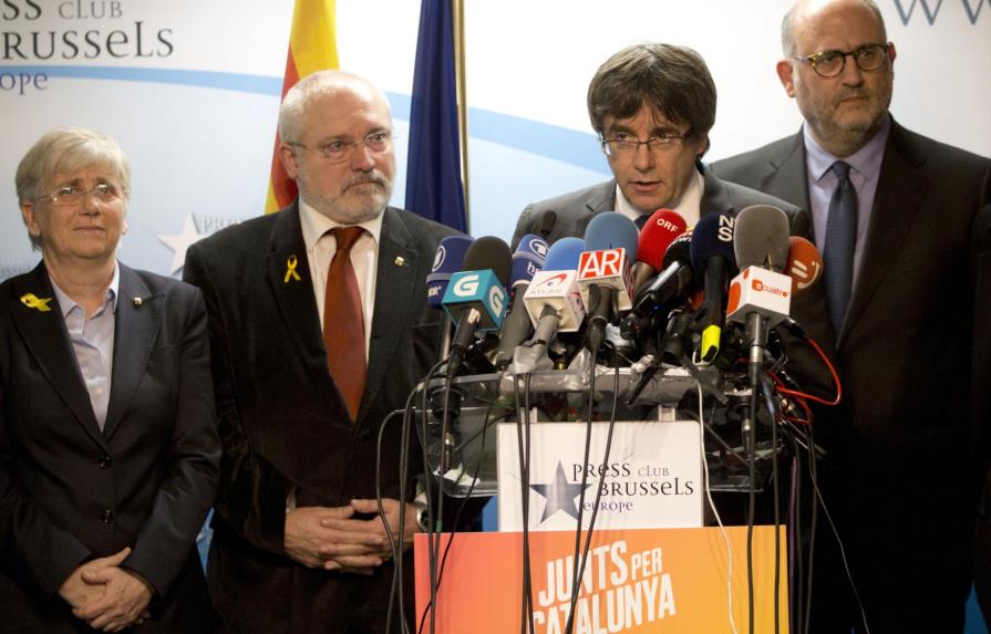 Presidente catalán exige a ejecutivo español restaurar el gobierno catalán cesado