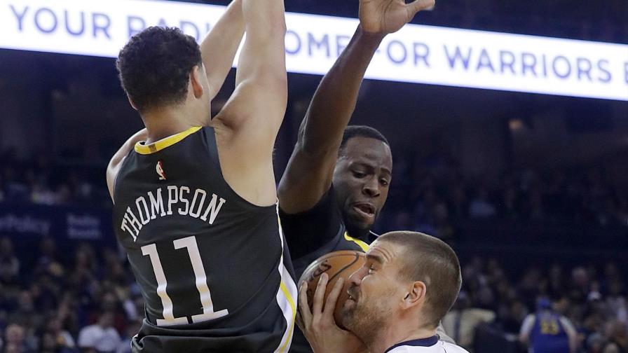 Con 10 triples de Curry, Warriors ganan 141-128 a Grizzlies
