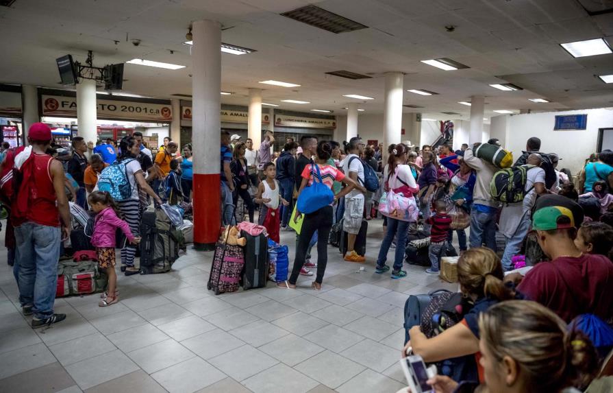 Precios de pasajes suman más dificultades a festejos navideños en Venezuela 