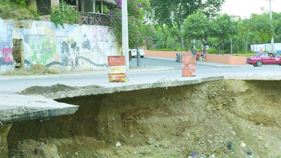 Piden Obras Públicas evite tragedia por derrumbes en avenida de Santiago
