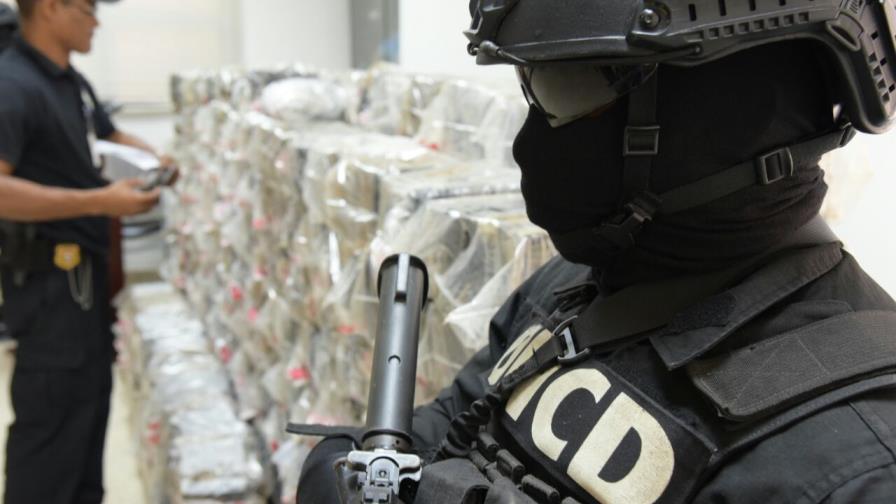 Decomisan 1,502 paquetes de cocaína en barco que venía cargado de combustible