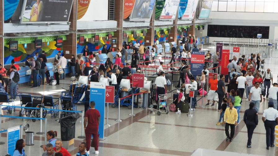 Pasajeros regresan con quejas de robo de sus equipajes