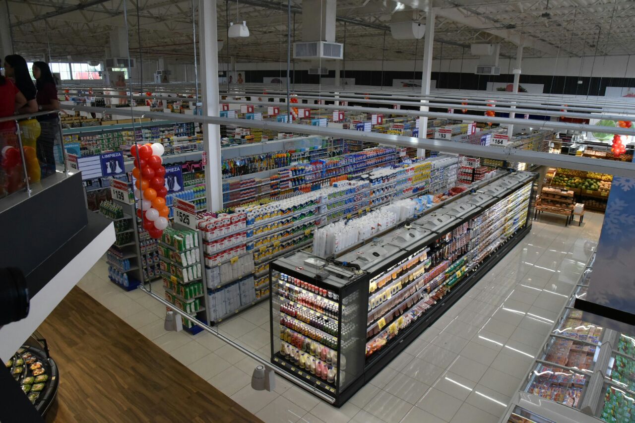 Imagen de algunas de las góndolas del nuevo supermercado.