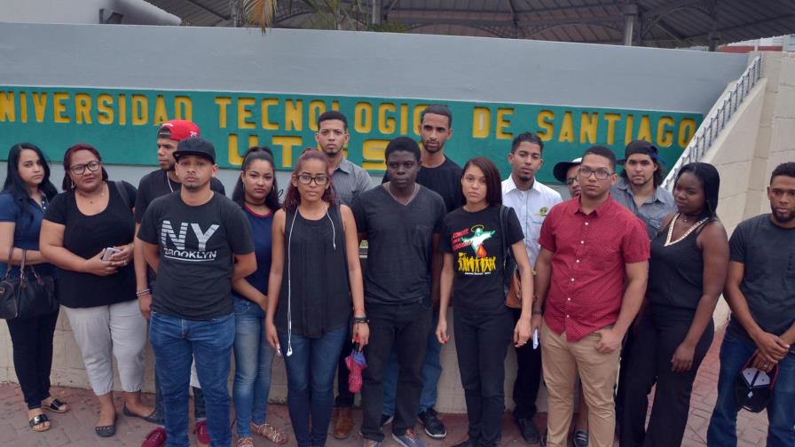  Estudiantes de UTESA en Santiago protestan por aumento de servicios universitarios