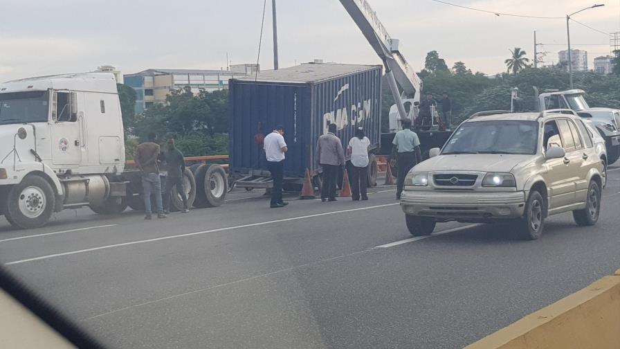Furgón se desprende de camión y causa largo tapón en el puente Juan Bosch y la avenida Las Américas