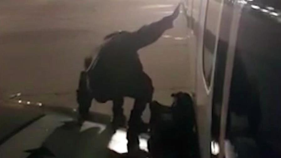 Pasajero impaciente abre puerta del avión e intenta tirarse por el ala