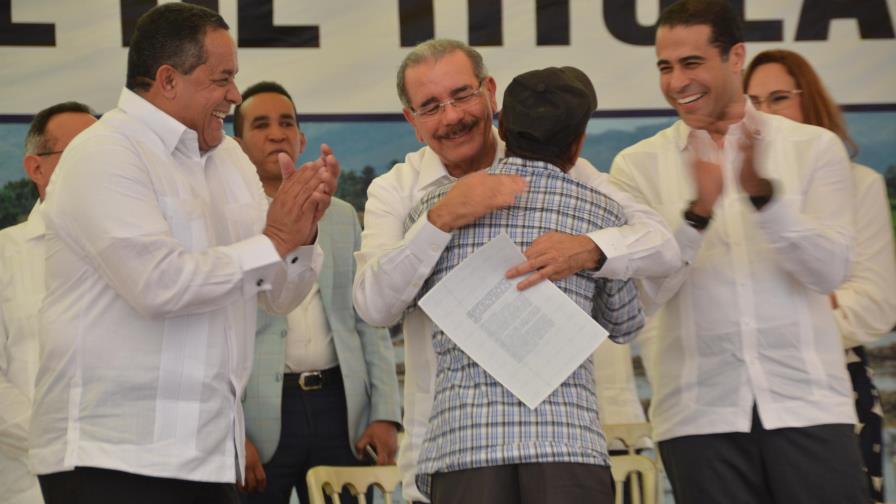 Gobierno entrega 1,504 títulos definitivos a familias de Santiago