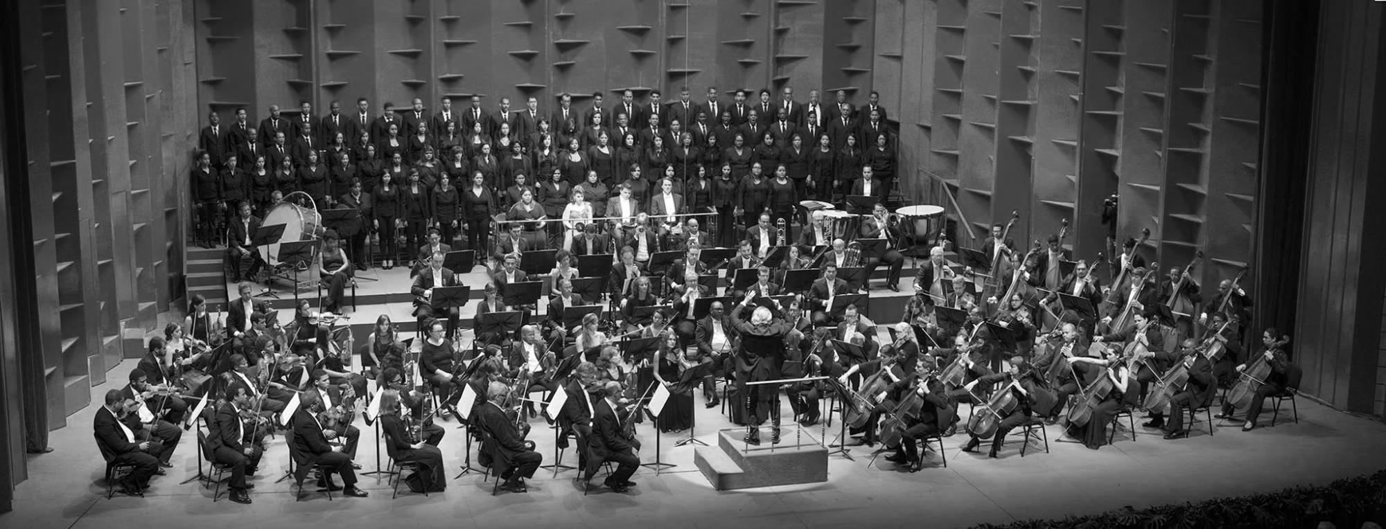 José Antonio Molina dirigiendo la Novena Sinfonía de Beethoven en el Festival Musical de Santo Domingo 2017.