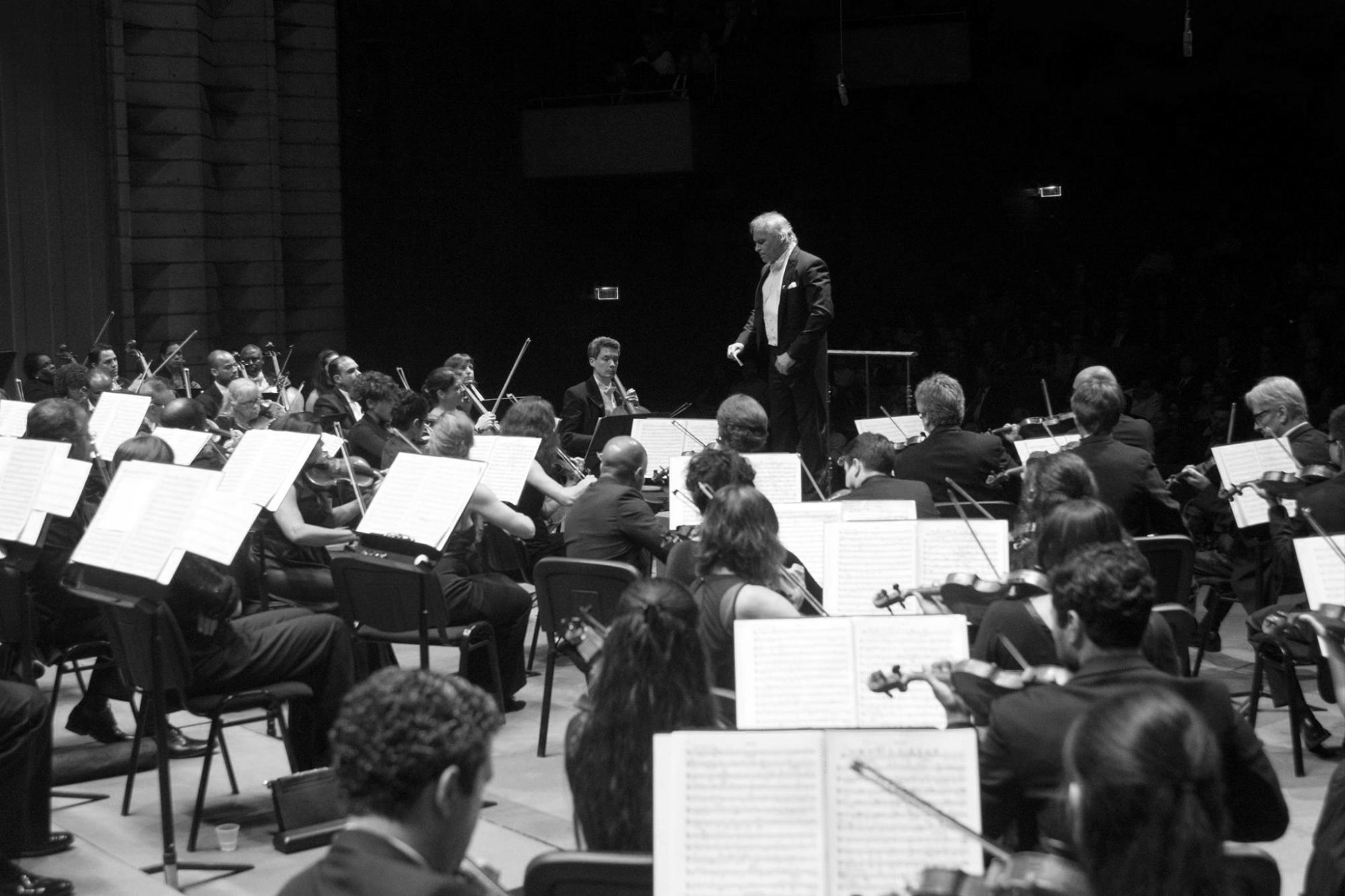 José Antonio Molina dirigiendo la Novena Sinfonía de Beethoven en el Festival Musical de Santo Domingo 2017.