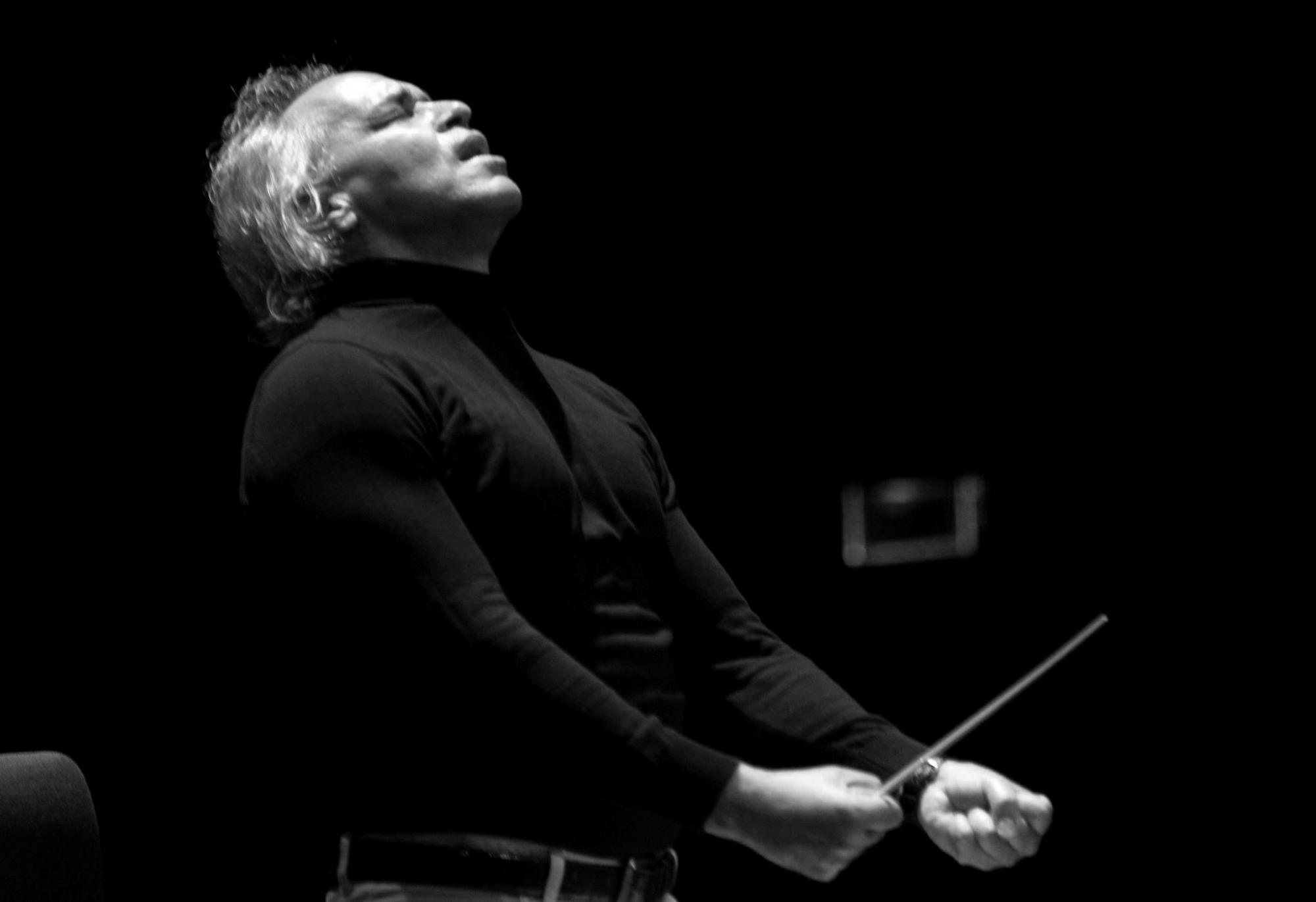 El Maestro Molina en los ensayos de la Novena Sinfonía de Beethoven.