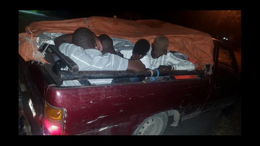 Retienen en Cabral  camioneta que transportaba a nueve indocumentados