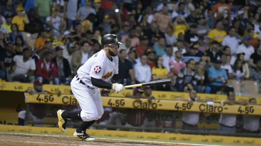 Águilas vienen de atrás y derrotan a los Gigantes