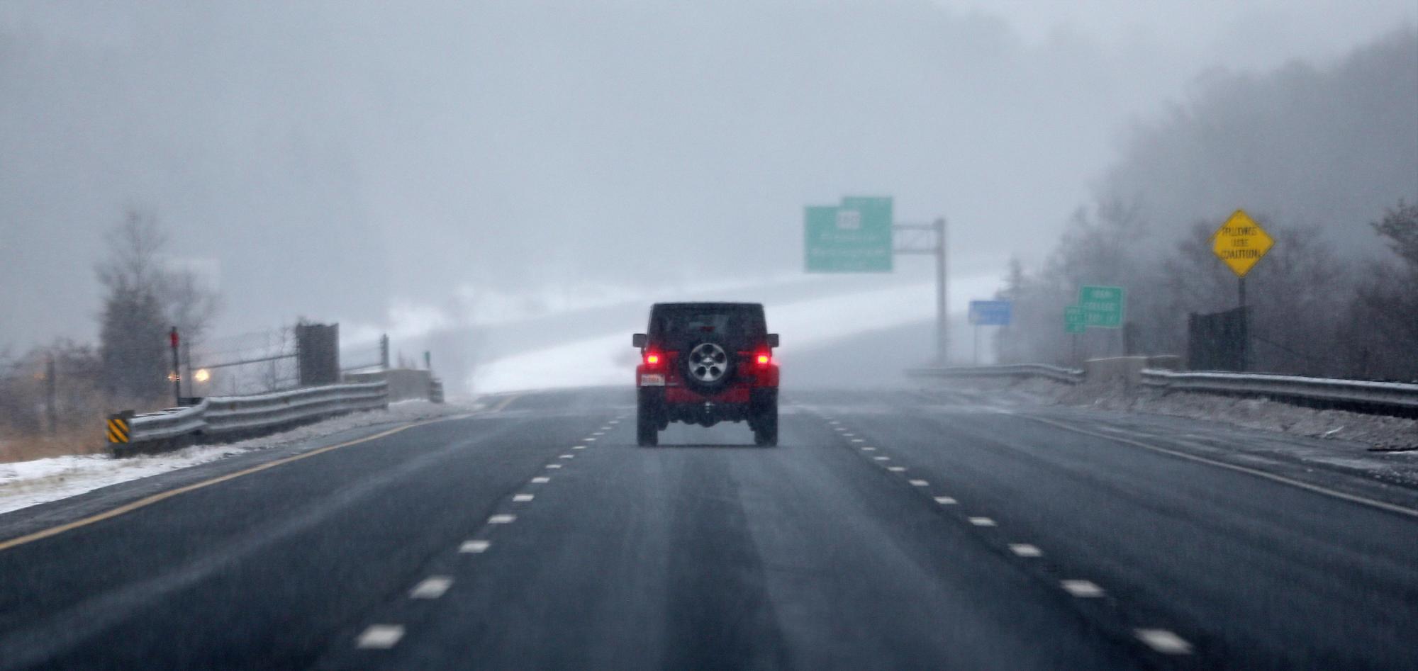 Un jeep circula por una carretera desierta en la interestatal 495 mientras la nieve empieza a caer en Foxborough, Massachusetts (Estados Unidos) el jueves 4 de enero de 2017.  