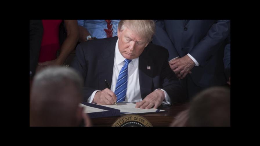 Abogados de Trump envían a Bannon documento para que cese en sus acusaciones 