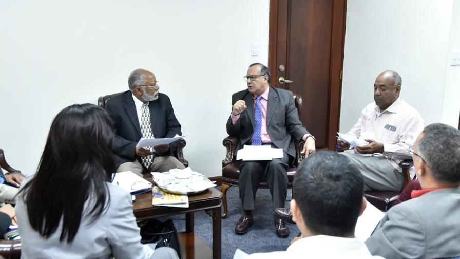 Tras acuerdo, 400 médicos recibirán un aumento salarial de 25% 