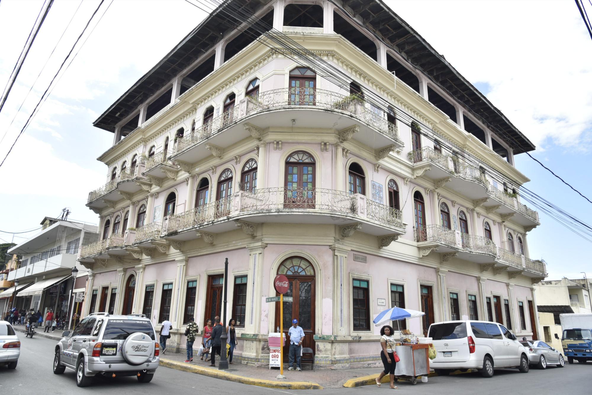 Hotel Mercedes, ubicado en la calle Máximo Gómez, Santiago, norte del país, donde solían amanecer los peloteros. (El edificio conserva la arquitectura de la época).