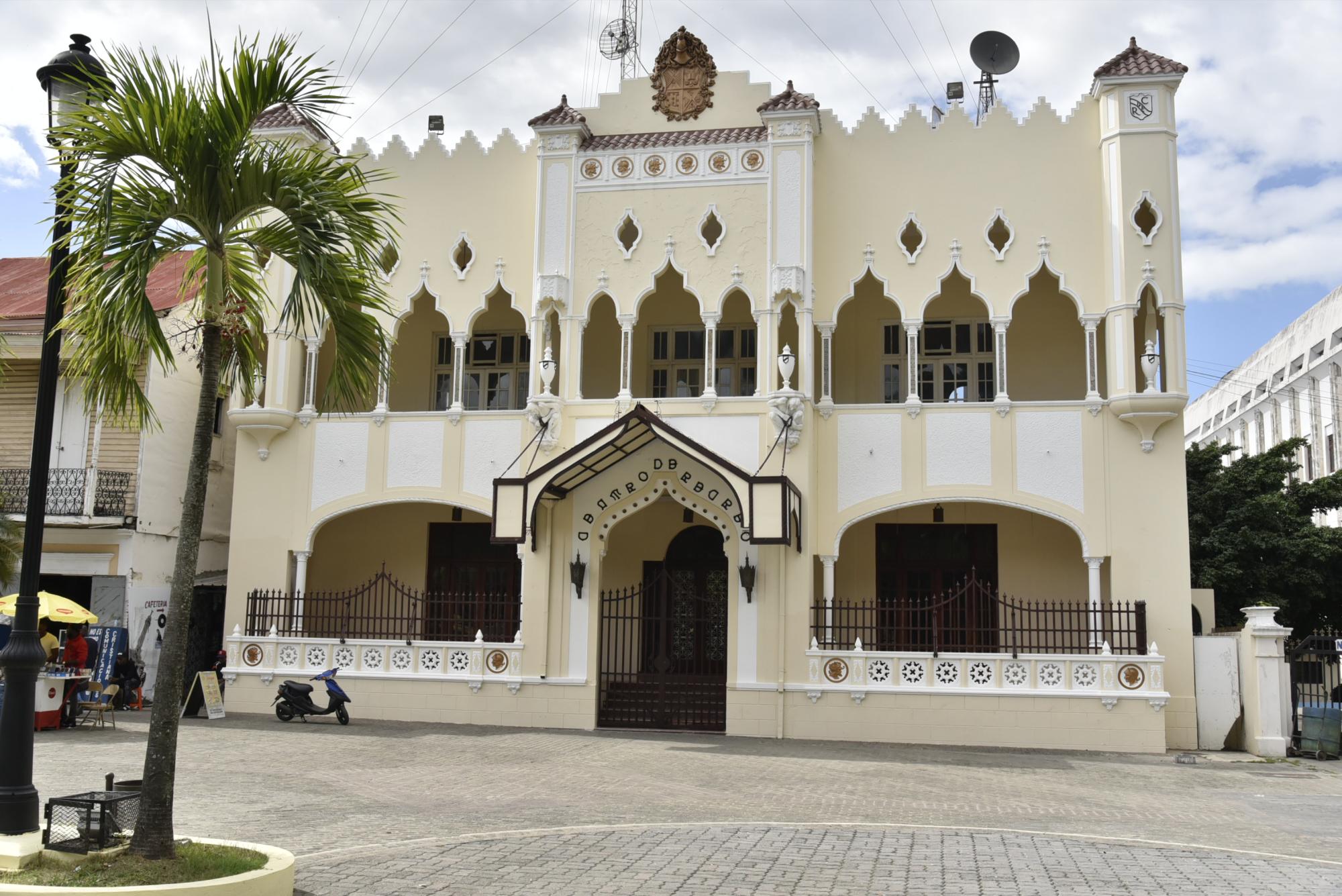 Centro de Recreo de Santiago donde compartieron algunos miembros del equipo la noche antes del viaje. (El edificio conserva la arquitectura de la época).