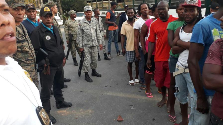 En 2017 fueron repatriados 103 mil haitianos; impiden entrada a 3,200 este año 