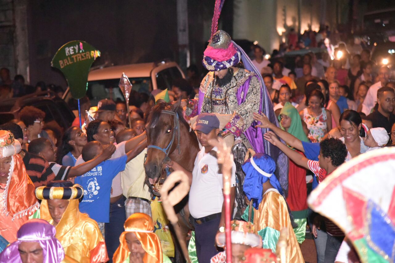Baltasar regalando golosinas a los niños y adultos.