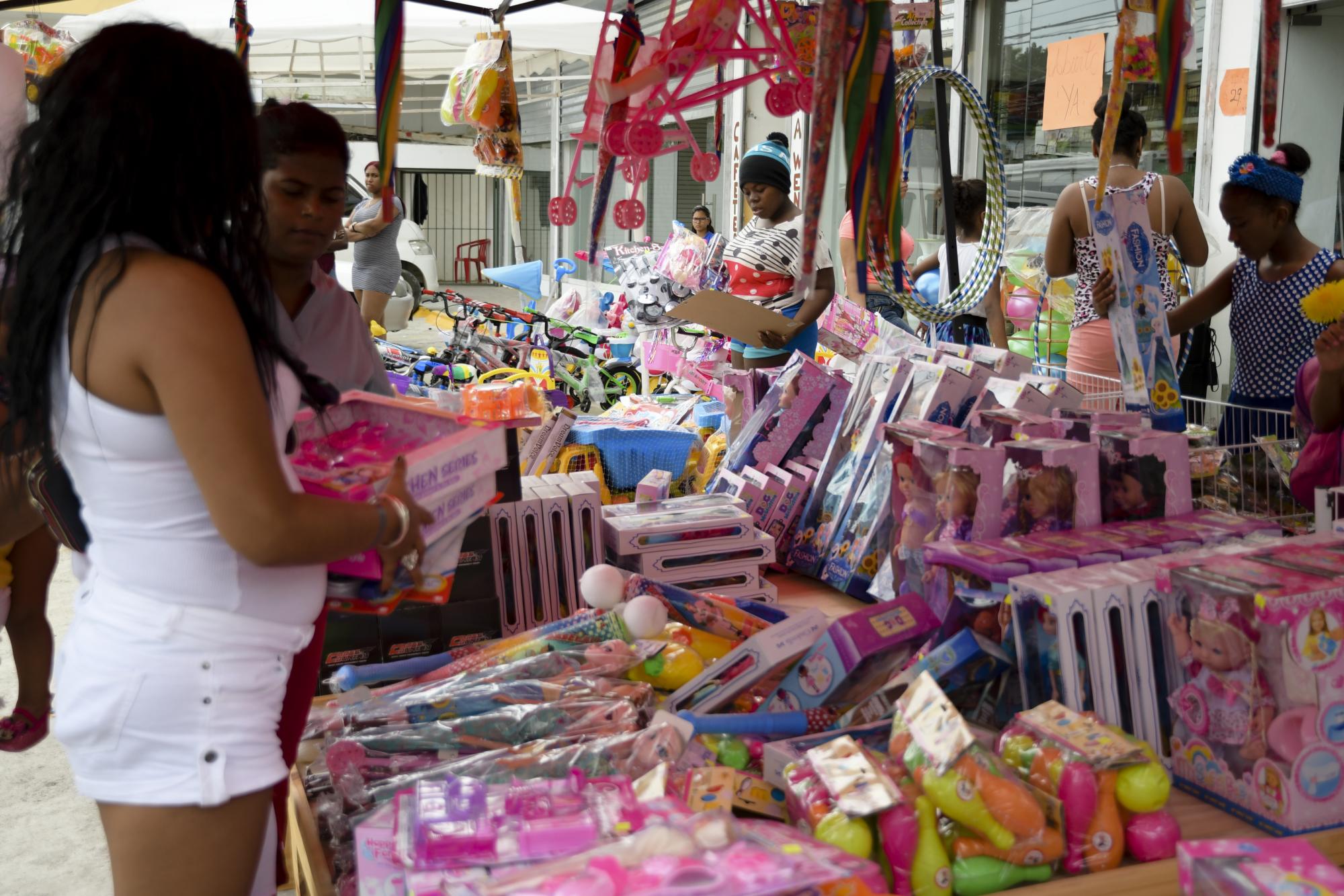 Ciudadanos comprando juguetes para sus hijos.
