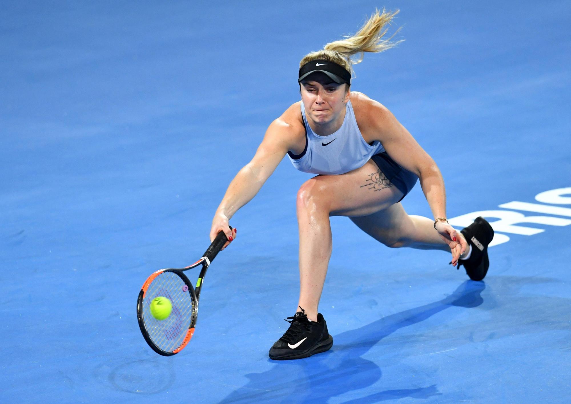 Elina Svitolina de Ucrania devuelve una pelota contra Aliaksandra Sasnovich de Bulgaria durante la final femenina en el Torneo Internacional de Tenis de Brisbane en Brisbane, Australia, el 6 de enero de 2018