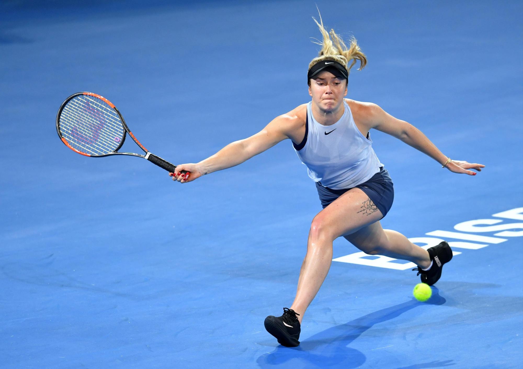 Elina Svitolina de Ucrania devuelve una pelota contra Aliaksandra Sasnovich de Bulgaria durante la final femenina en el Torneo Internacional de Tenis de Brisbane en Brisbane, Australia, el 6 de enero de 2018