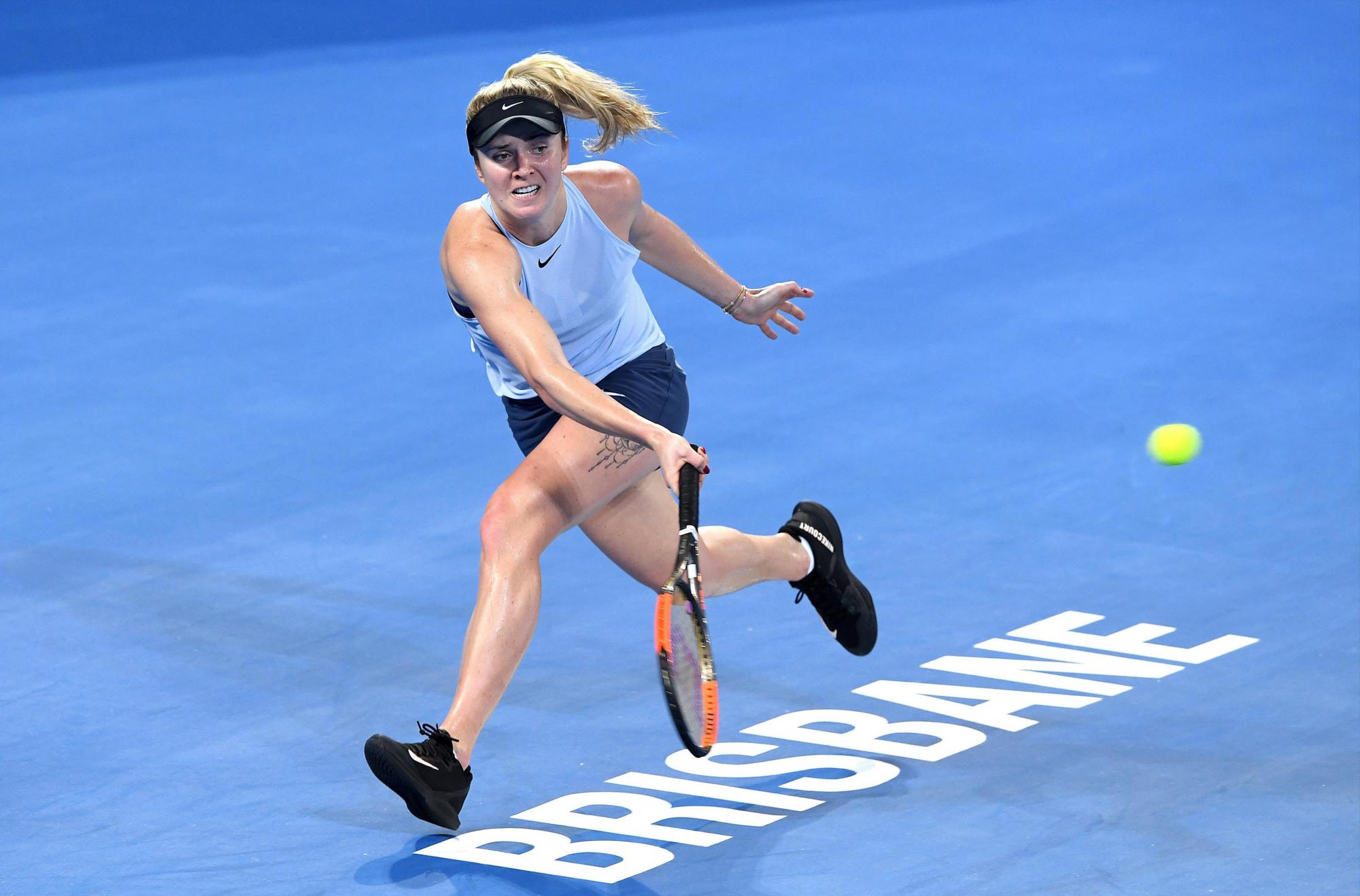 Elina Svitolina de Ucrania devuelve una pelota contra Aliaksandra Sasnovich de Bulgaria durante la final femenina en el Torneo Internacional de Tenis de Brisbane en Brisbane, Australia, el 6 de enero de 2018.