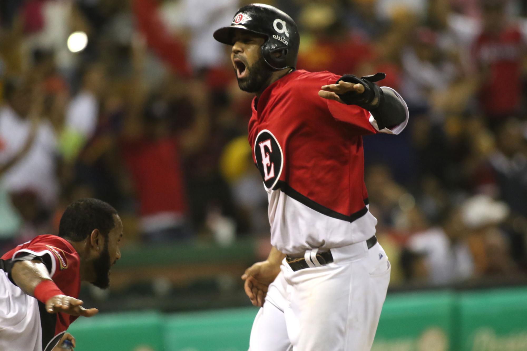 Jordany Valdespín anotó la vuelta que decidió el partido a favor de los Leones del Escogido sobre las Águilas Cibaeñas.