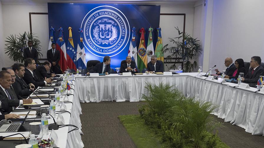 Salida opositor y duda de cancilleres tambalean el diálogo venezolano