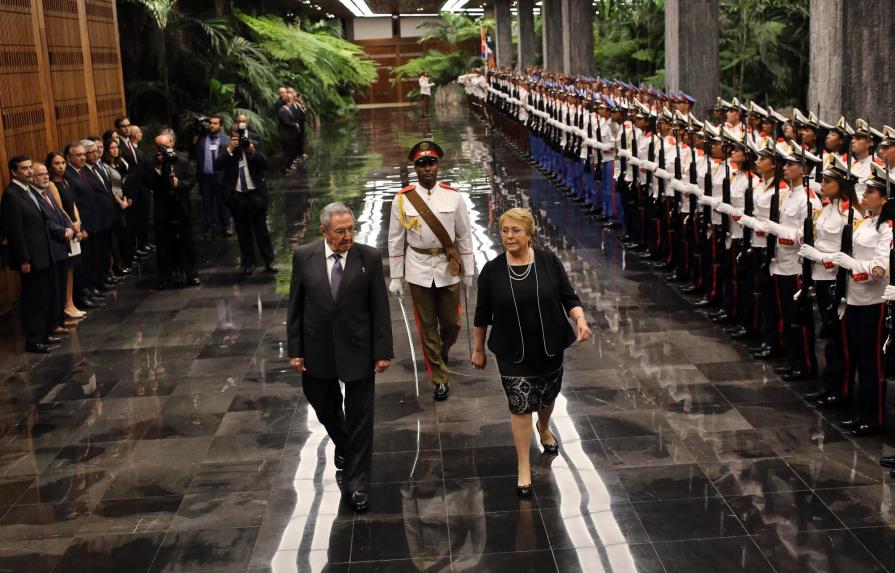 Presidenta de Chile en Cuba para reforzar relaciones; pide a su sucesor mantenerlas 