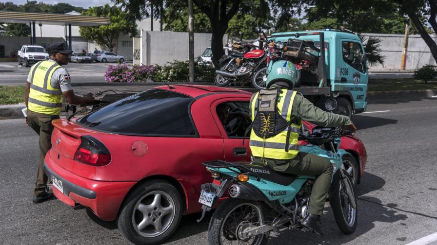 Retienen más de 200 vehículos sin marbete 